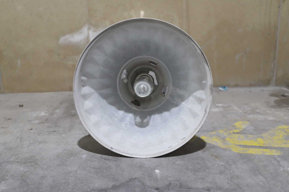 Campânulas industriais - ideais para oficinas, garagens e fábricas