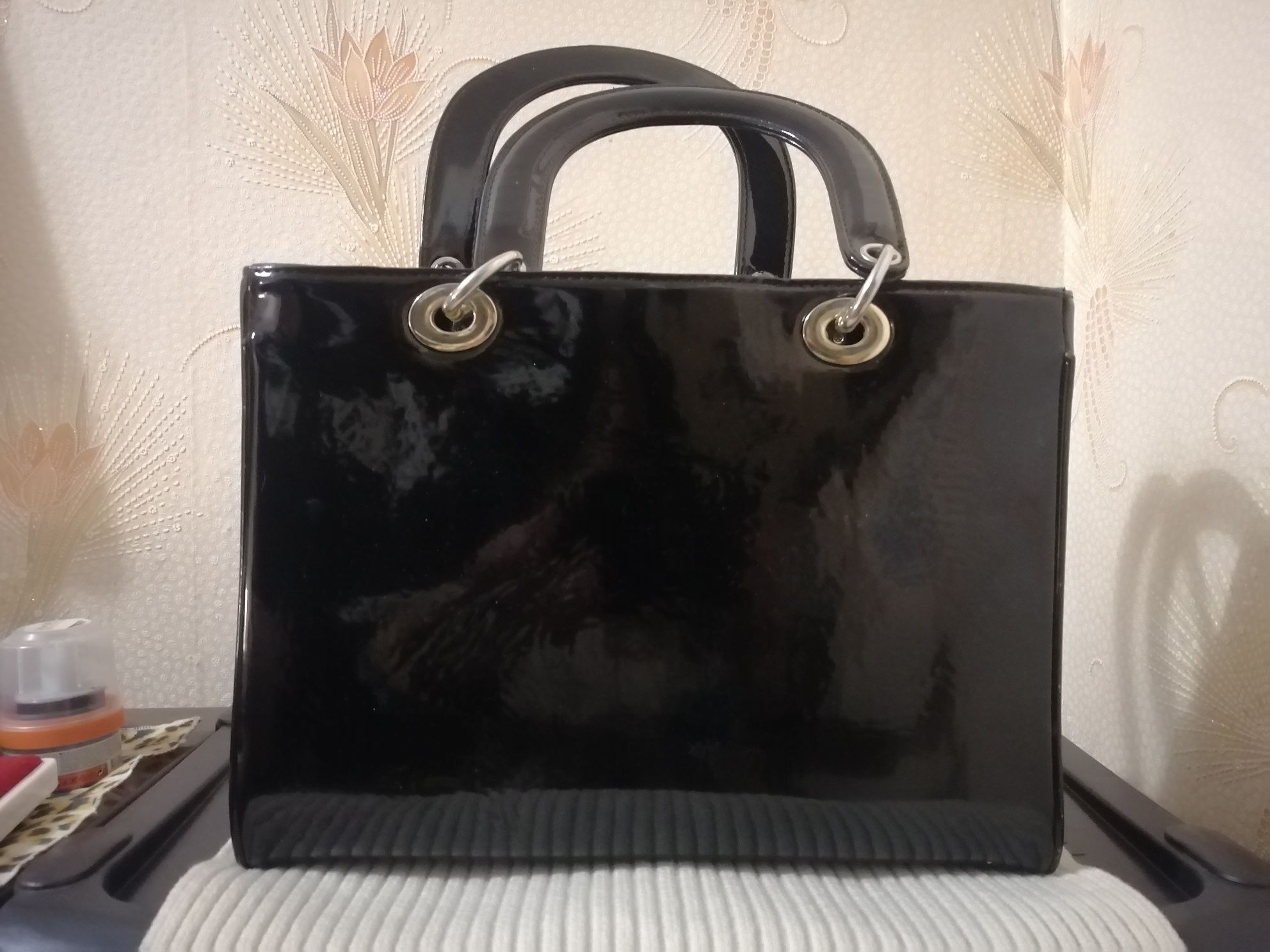 Чёрная женская лаковая сумка
