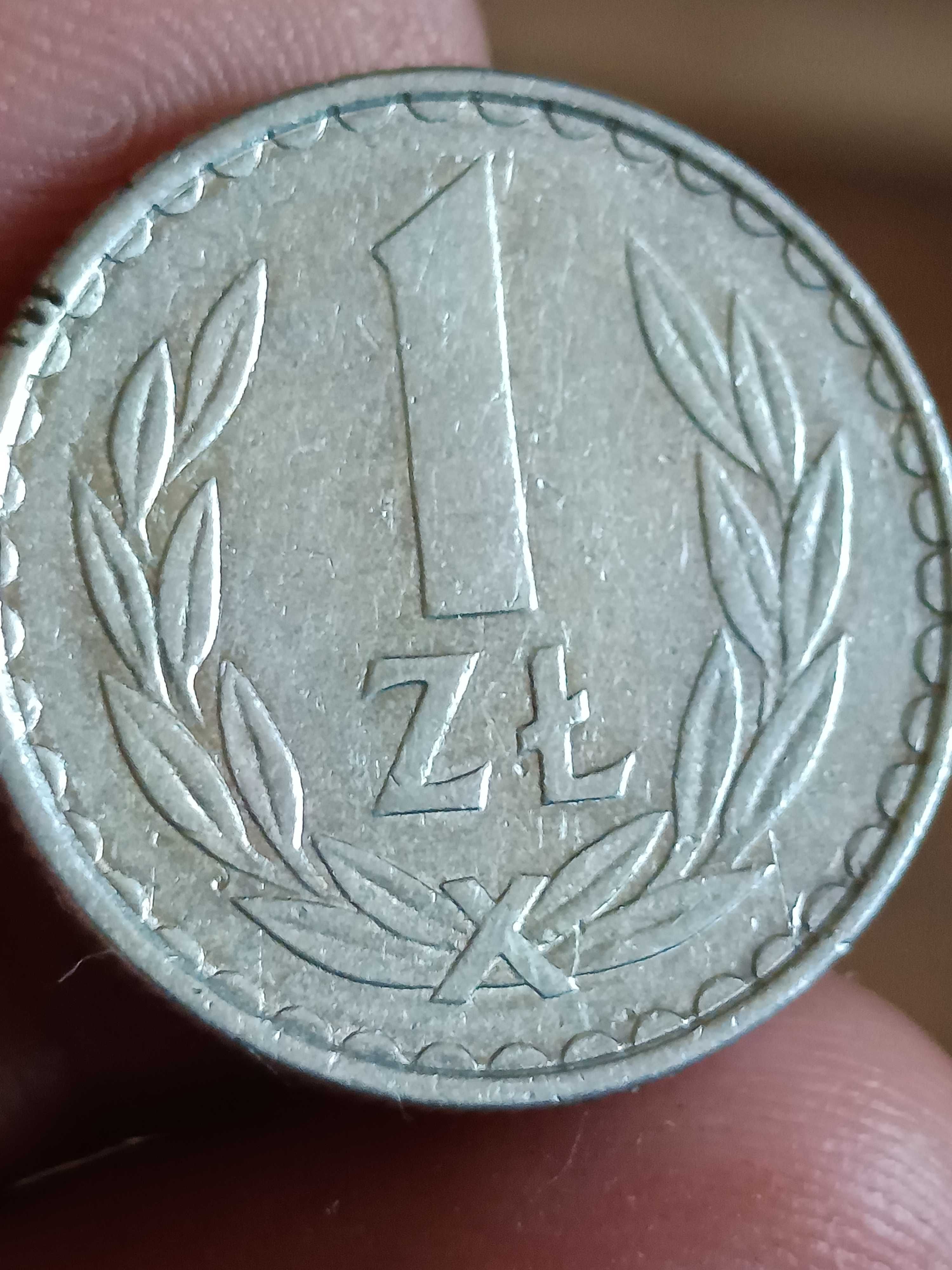 Sprzedam monetę 1 zloty 1982 rok wąska data