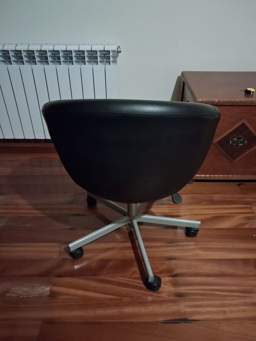 Cadeira giratória de escritório preta