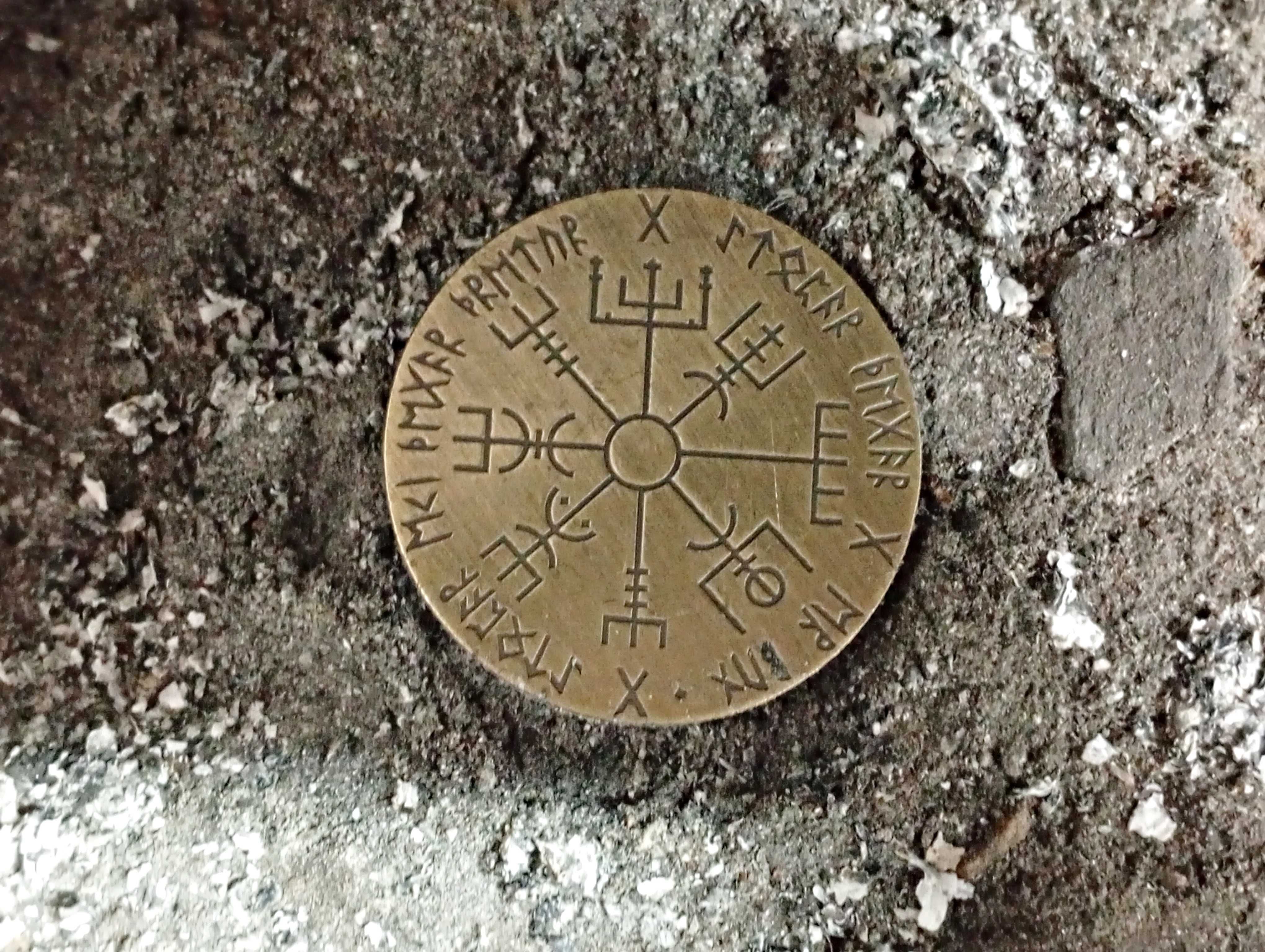 Moeda Viking com runas. Moeda da sorte fabricada em metal e bronzeada