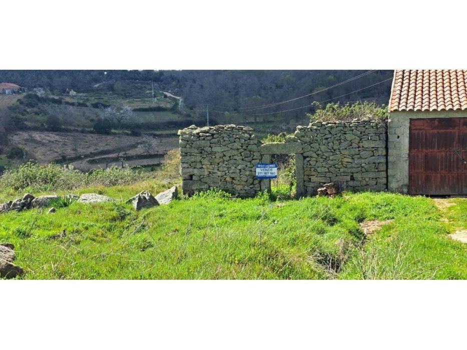 Moradia para recuperar com terreno em Urrós, Mogadouro
