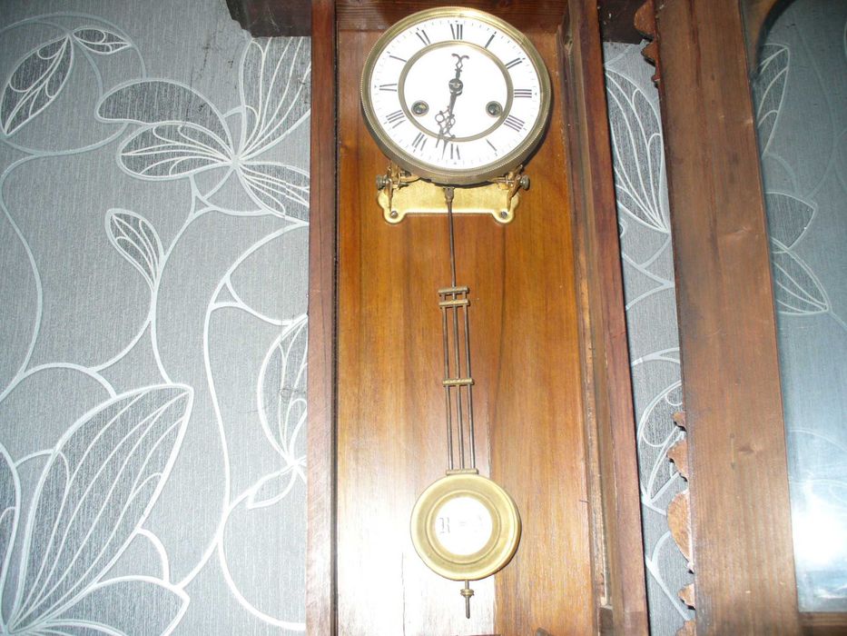 Stary wiszący zegar ścienny
