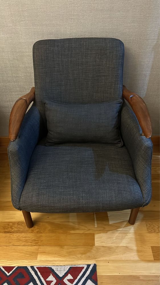Sofas com bracos em madeira