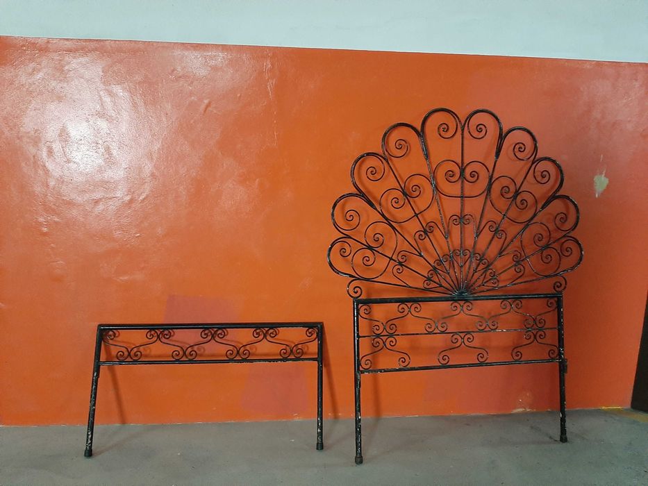 Cama muito antiga de solteiro em ferro Porto