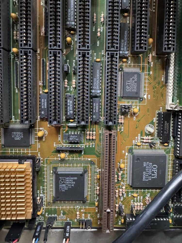 Stary komputer, monitor i klawiatura z lat 90