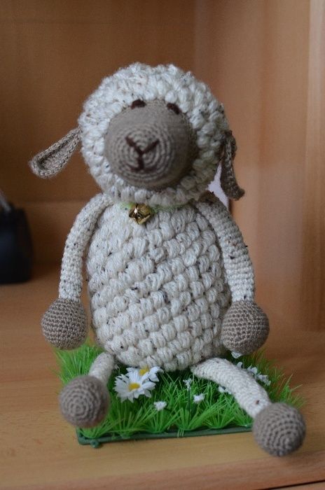 Dekoracja owieczka robiona na szydelku  zabawka
