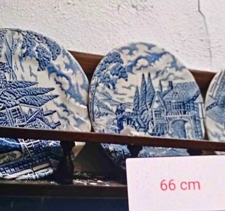 Escaparate + 3 pratos loiça inglesa