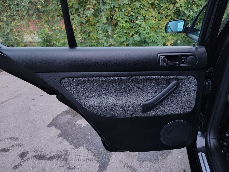 Фольсваген  GOLF 4  хетчбек 1.4  2001 г.