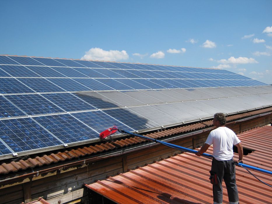 Mycie paneli fotowoltaicznych szklane zadaszenia