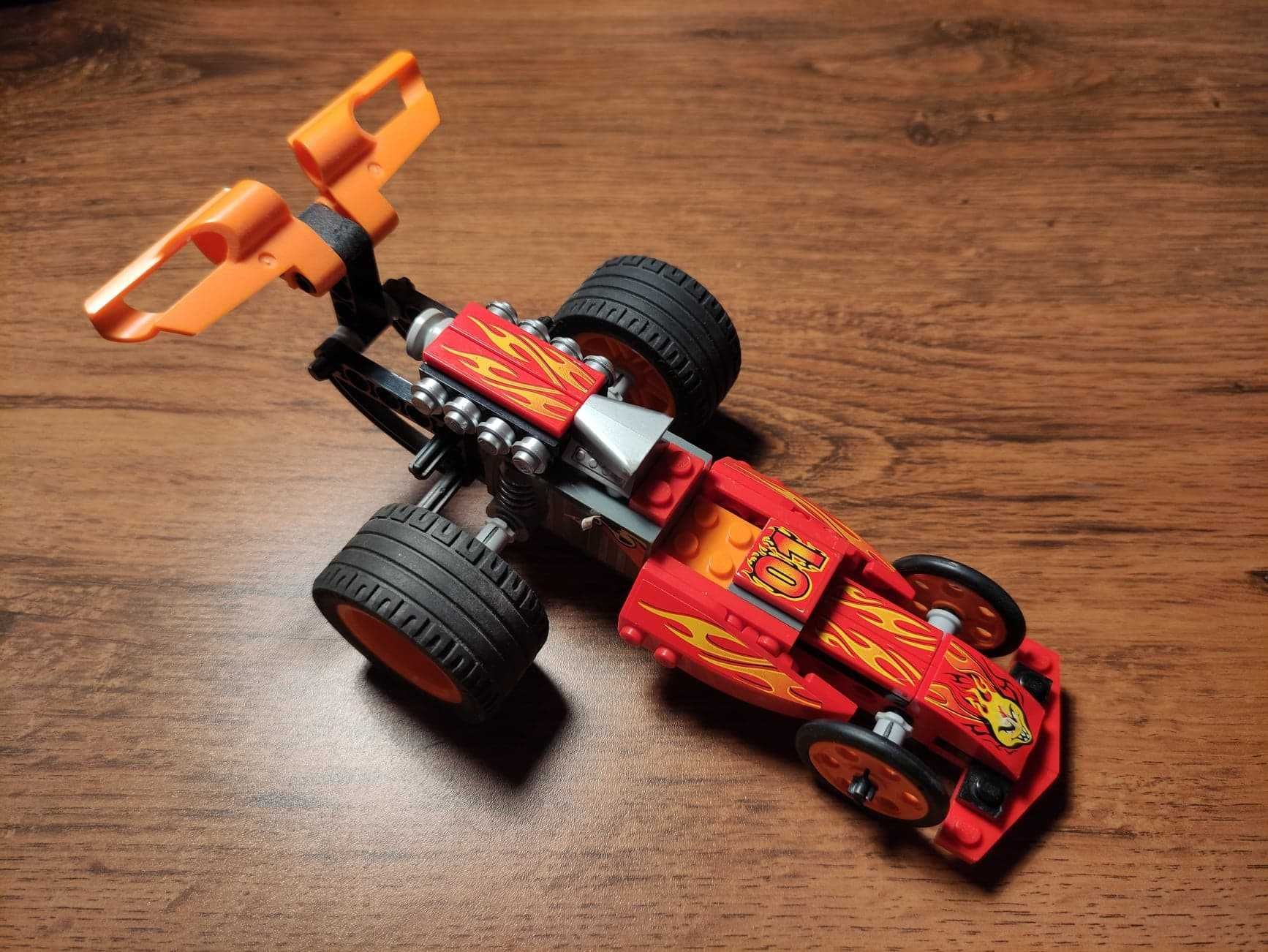 LEGO samochód z napędem wyścigówka.