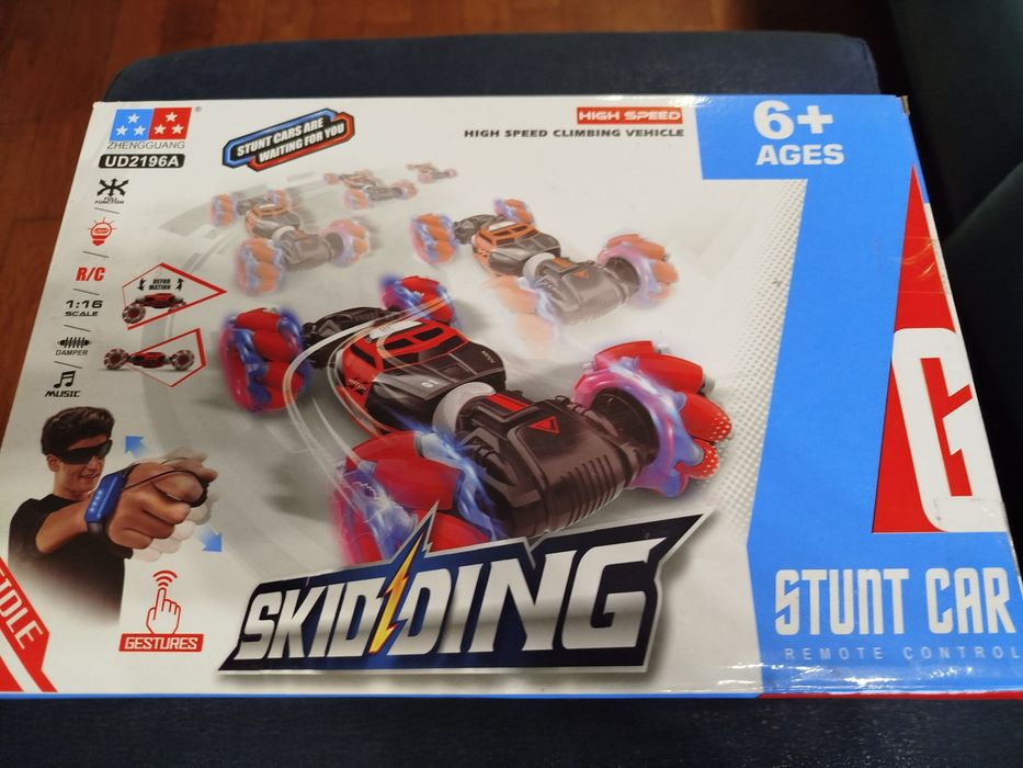 Carrinho de controle remoto vermelho. Stunt Car