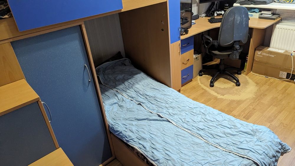 Продам комплект меблів в дитячу.