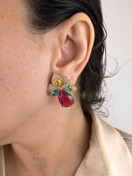 Brinco Majestade Perolada: A União Perfeita de Arte e Elegância