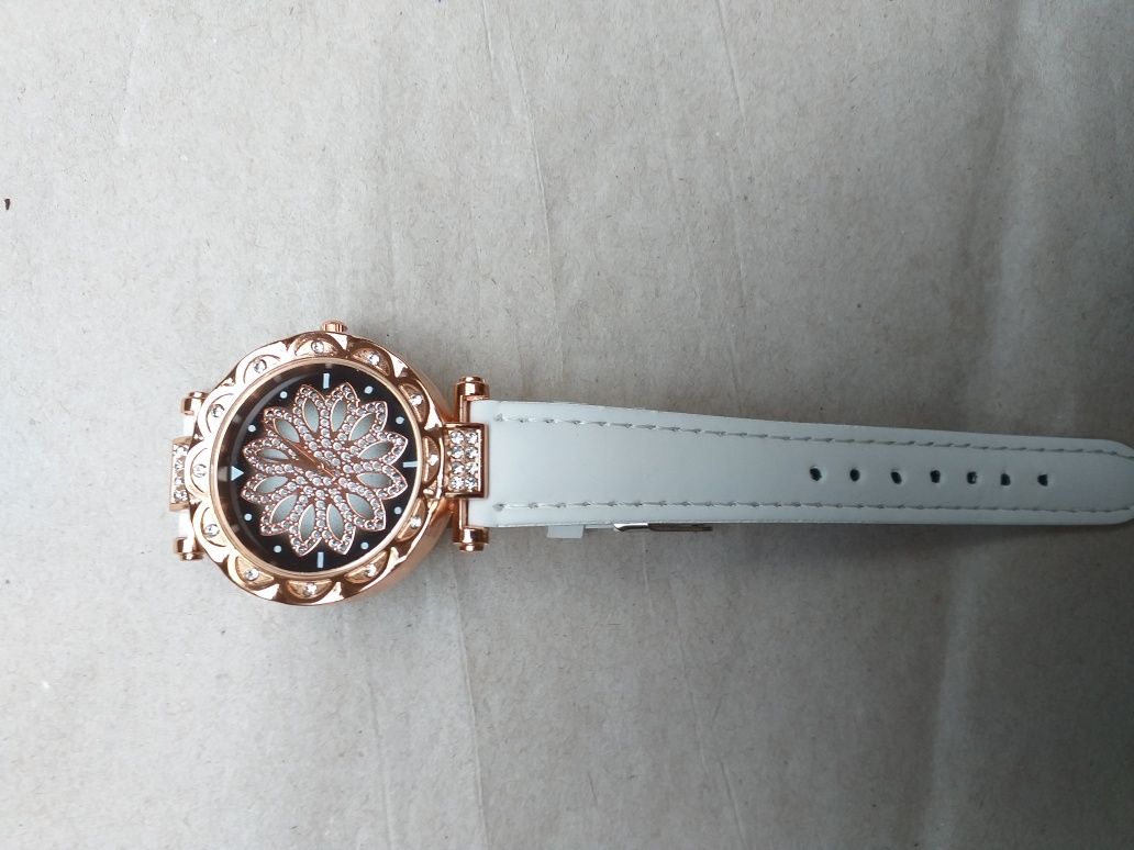 Nowy klasyczny zegarek damski z białym paskiem