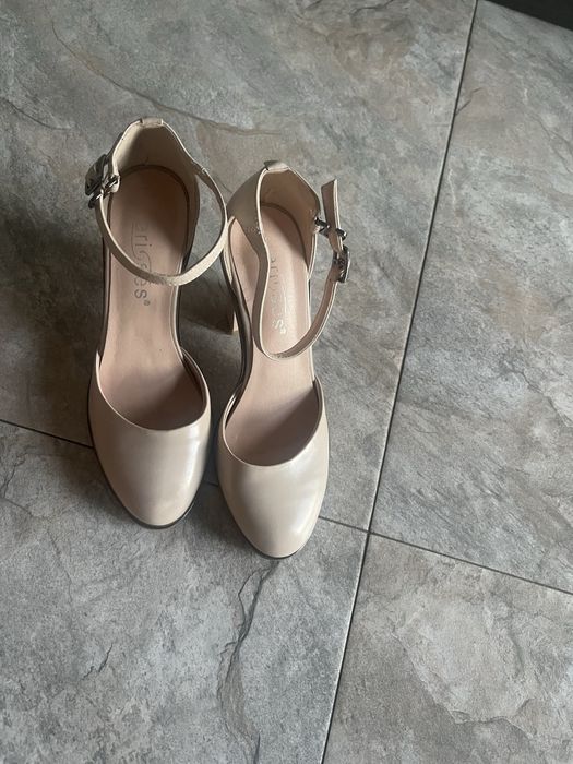 Туфлі шкіряні бежеві