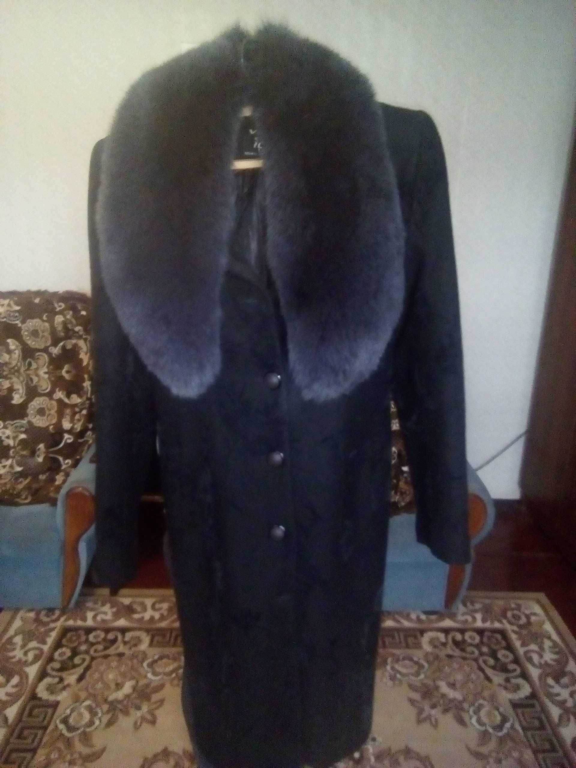 пальто зимнее с натуральным воротником.