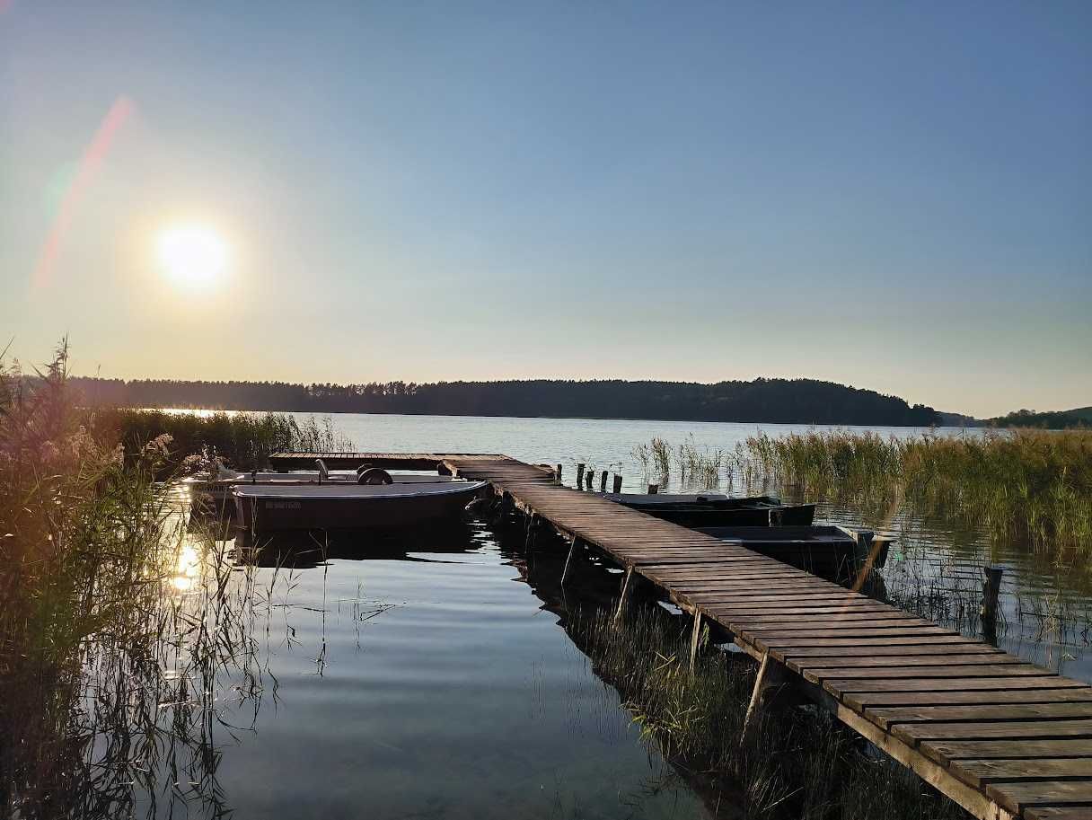 Leśniczówka Piłakno, Mazury, dom stodoła w lesie nad jeziorem