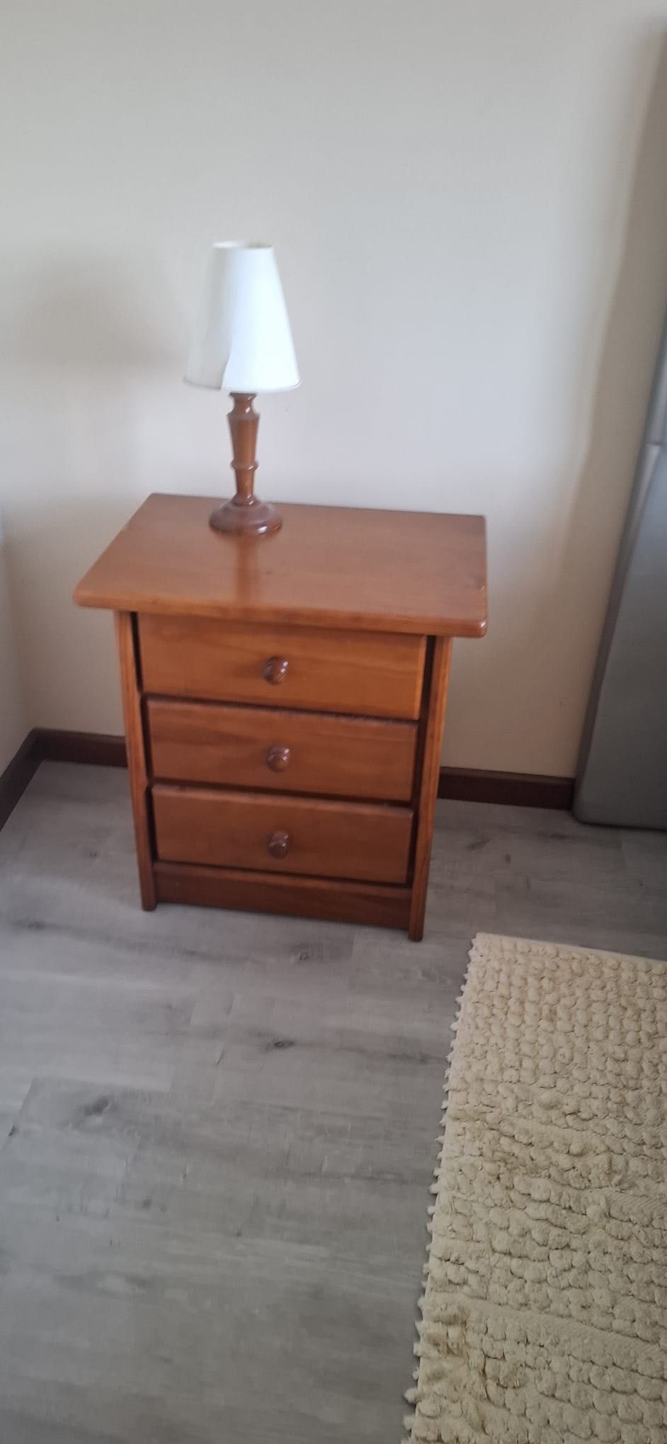 conjunto quarto - mesa cabeceira e comoda/camiseiro madeira
