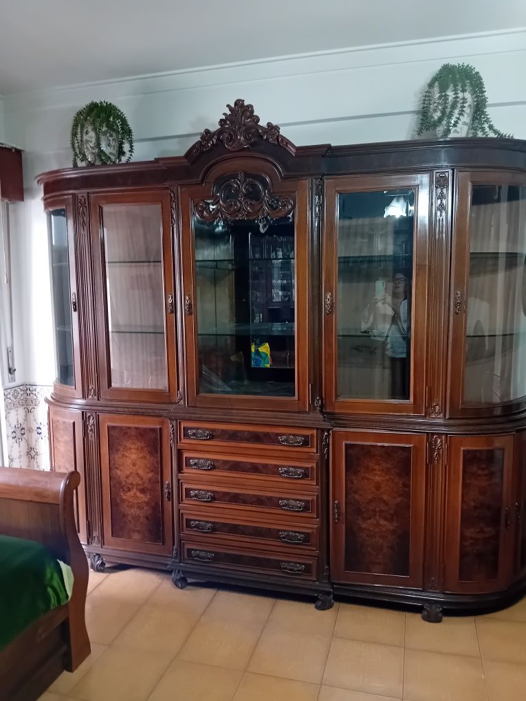 Móvel de sala com cristaleira