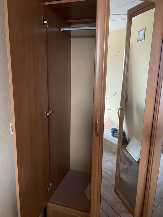 Шафа з шуфлядами внизу