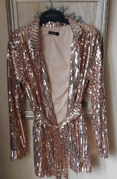 Шикарный нарядный  пиджак с  золотистыми пайетками