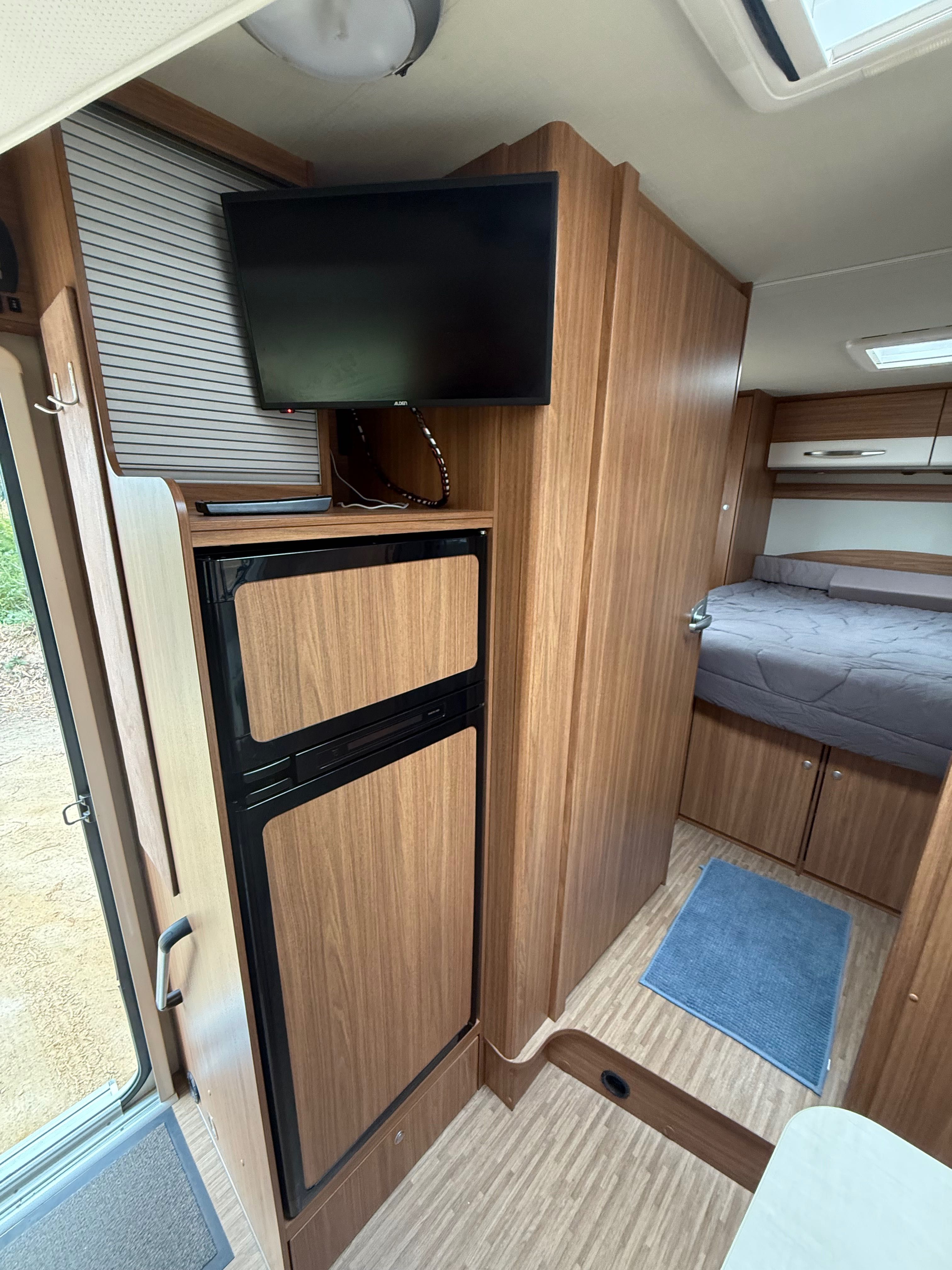 Autocaravana perfilada cama central e basculante