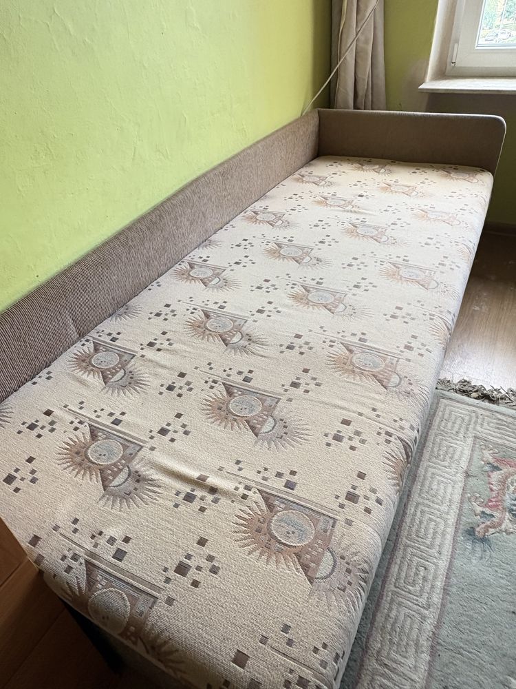 Łóżko z pojemnikiem na pościel