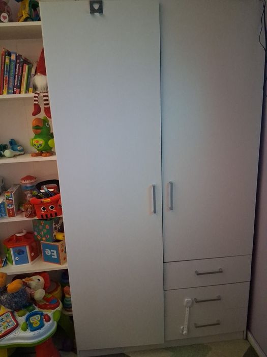 Biała szafa z szufladami