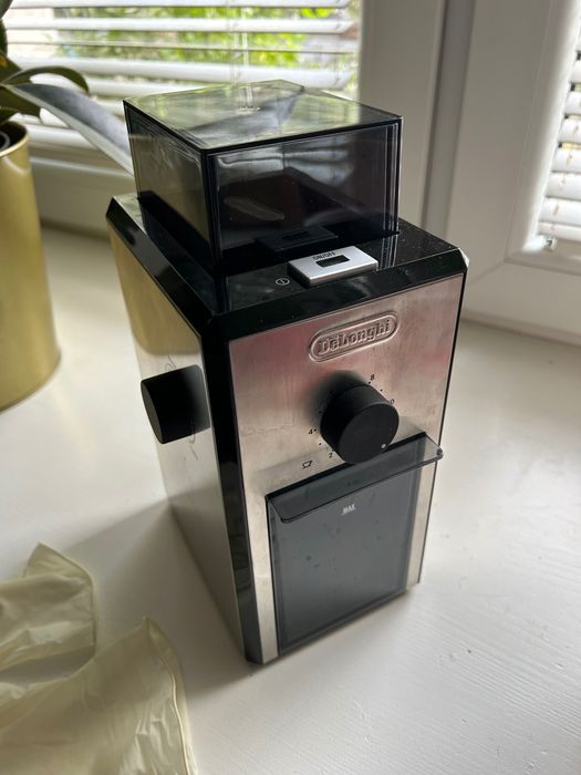 Młynek do kawy DeLonghi KG89 automatyczny, regulacja stopnia mielenia