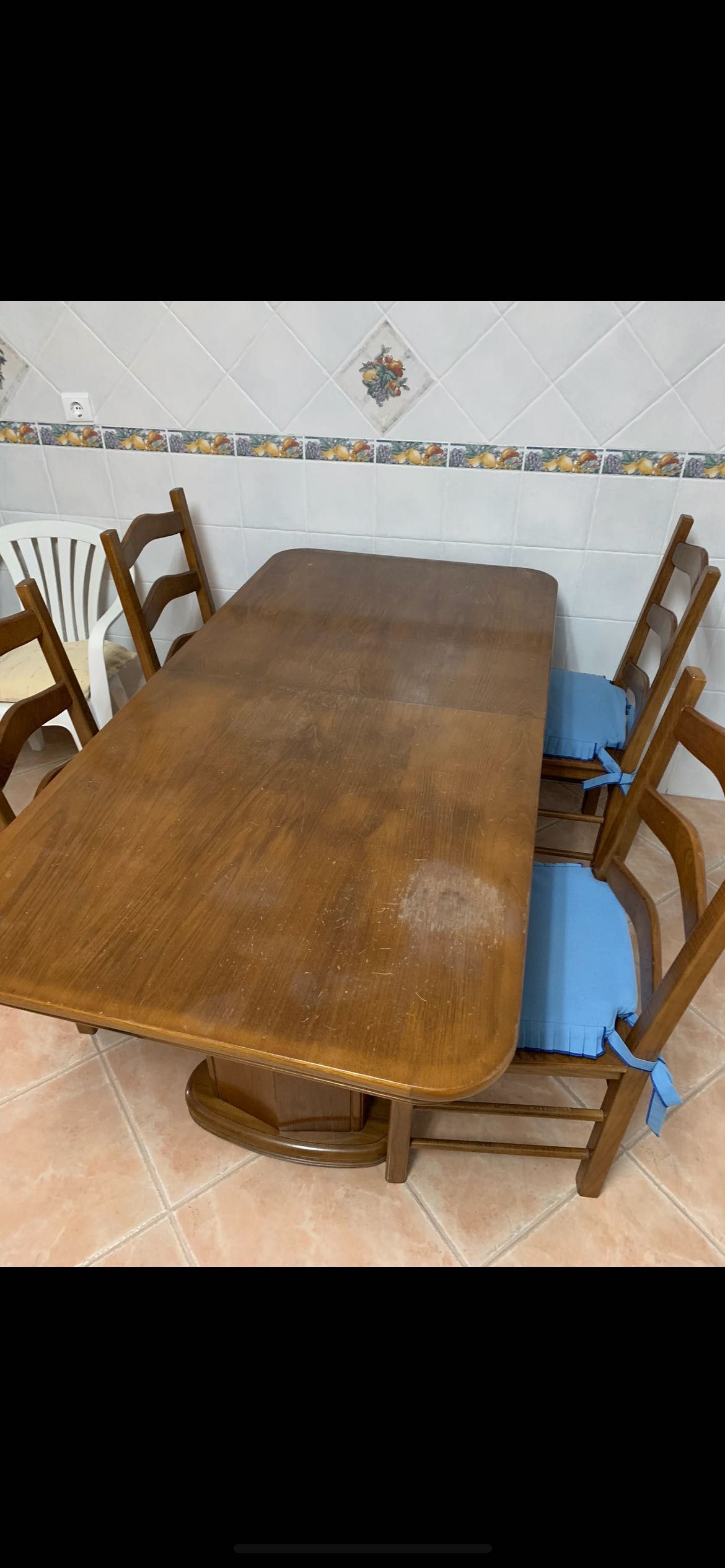 Mesa com cadeiras em madeira