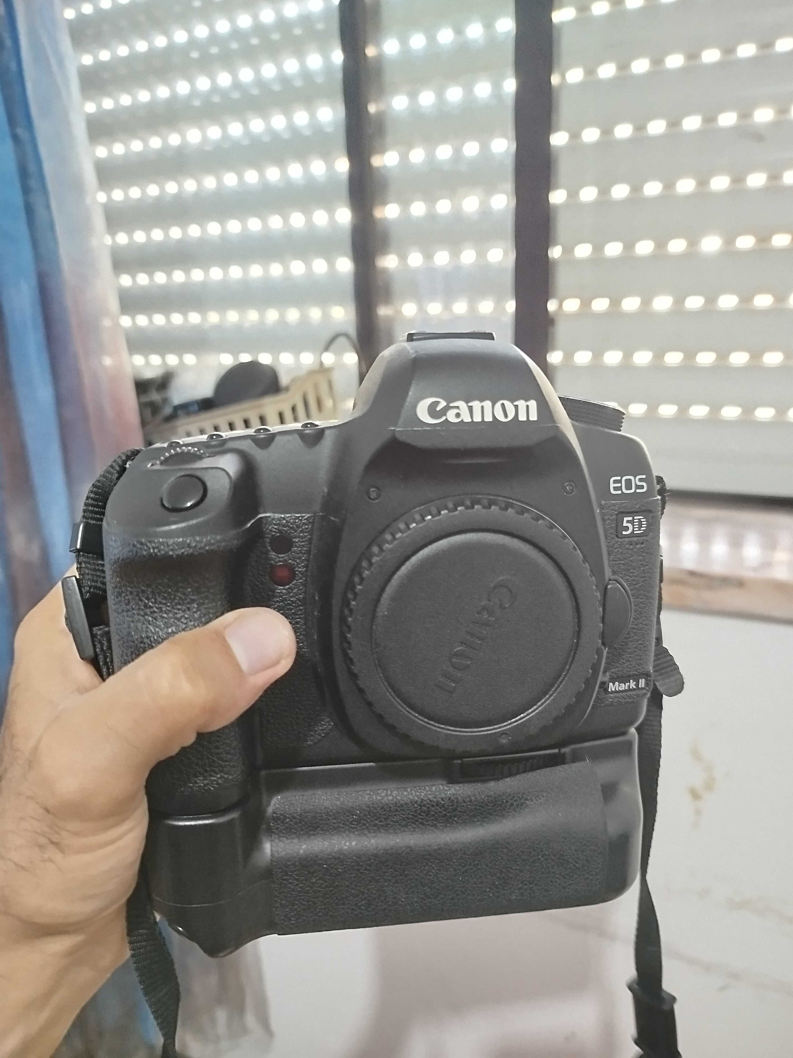 Canon 5D Mark II full frame c/ Grip, 2 Baterias, 96GB 22 mil Disparos