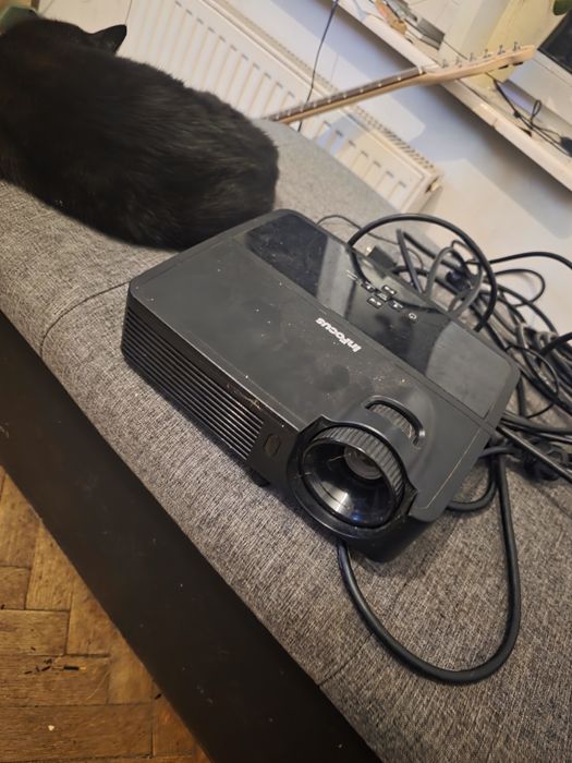 Projektor InFocus IN112 – sprawny, komplet kabli

Sprzedam projektor m