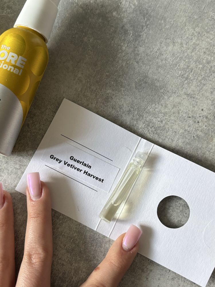 Mini rozświetlacz złoty cień do powiek fenty beauty hustla baby