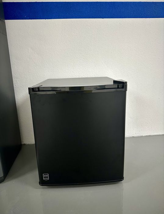 Mini bar/frigorifico silencioso preto Makro