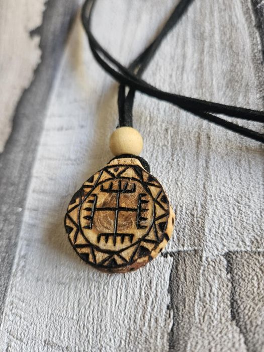 Wisior słowiański Ręce Boga ochronny drewniany ekologiczny naturalny