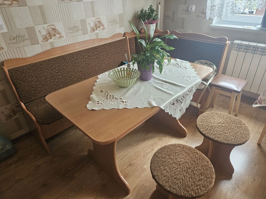 Narożnik do kuchni, stół i 2 krzesla