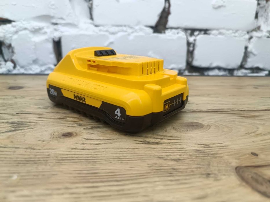 Аумулятор батарея DeWalt 4AH 20V DCB240 з США Оригінал