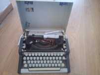 maquina de escrever antiga com mala