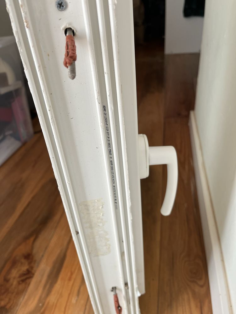 Janela pvc com oscilobatente e pedra