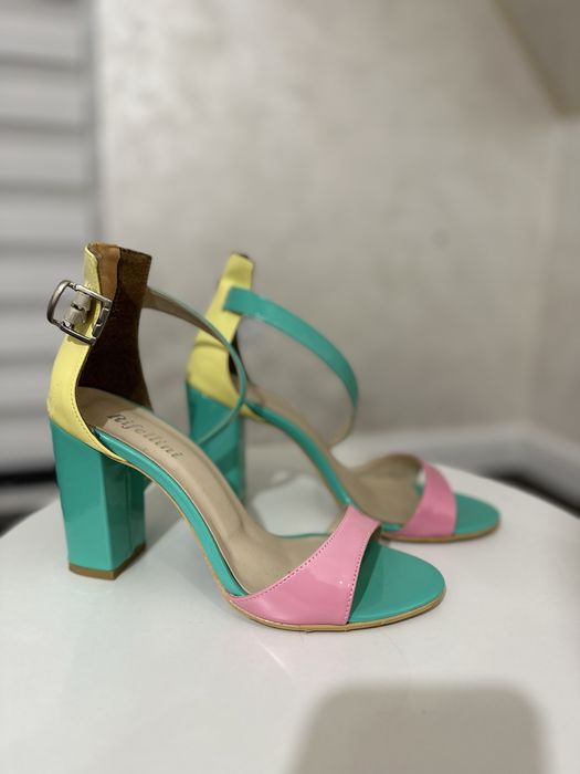 Продаю лакові босоніжки