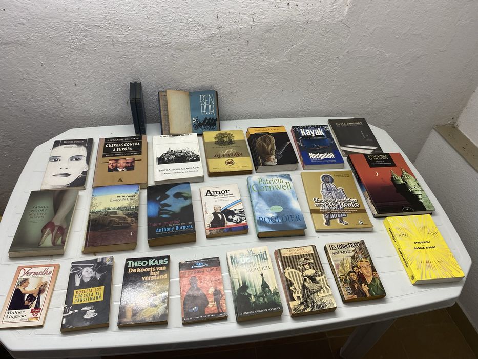 conjunto com 47 livros