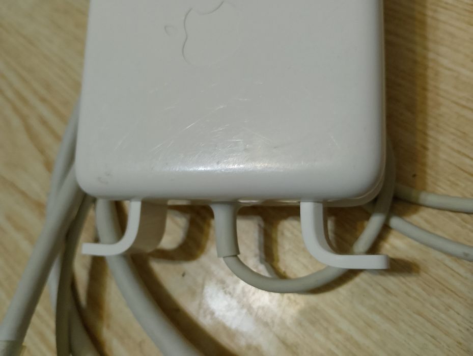 Блок питания для ноутбука Apple.