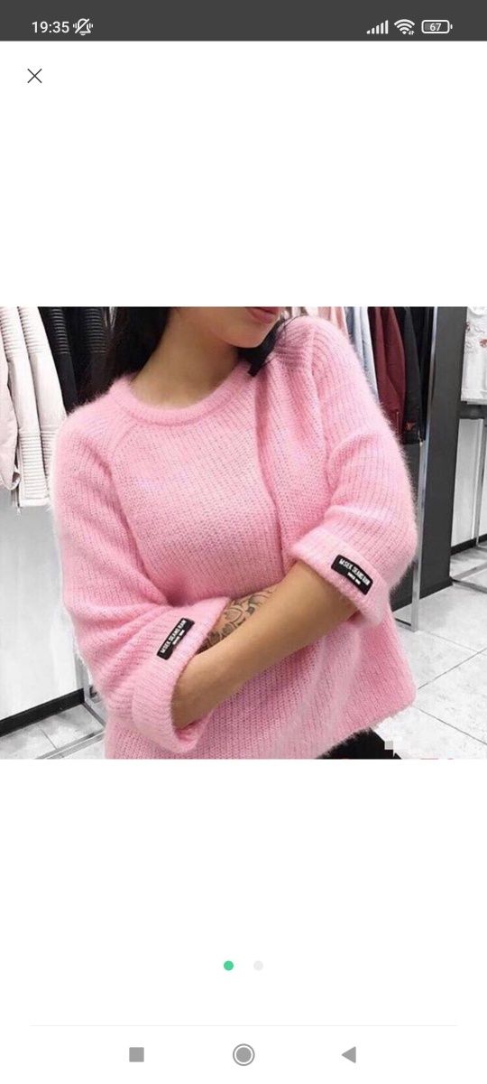 Розовый свитер короткий