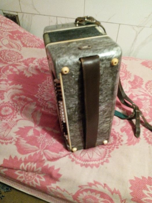 Продам баян Мелодия.