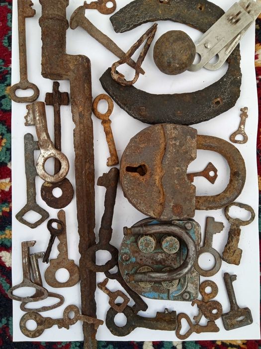 Ядро подкова замки ключи старинные
