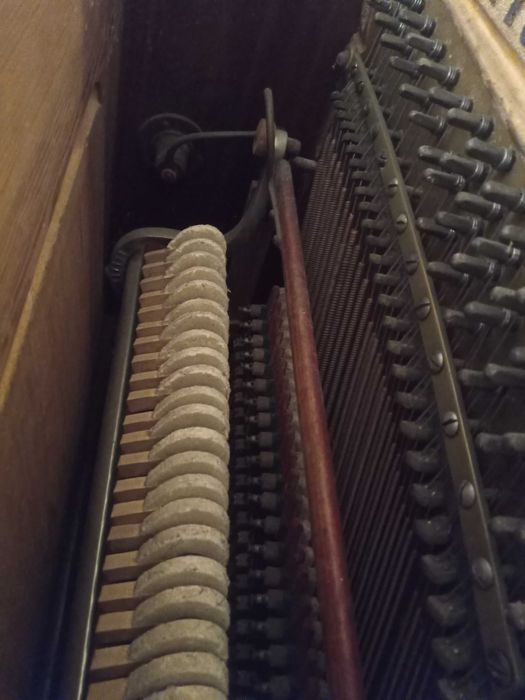 przedwojenne czarne, zabytkowe pianino Banasikowski