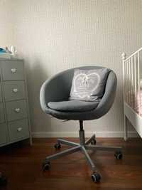 Krzesło obrotowe - SKRUVSTA (IKEA) - Szary