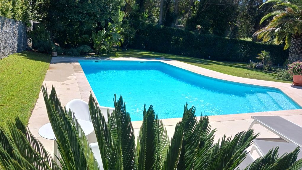 Manutenção de piscinas, limpeza e recuperação  de piscinas