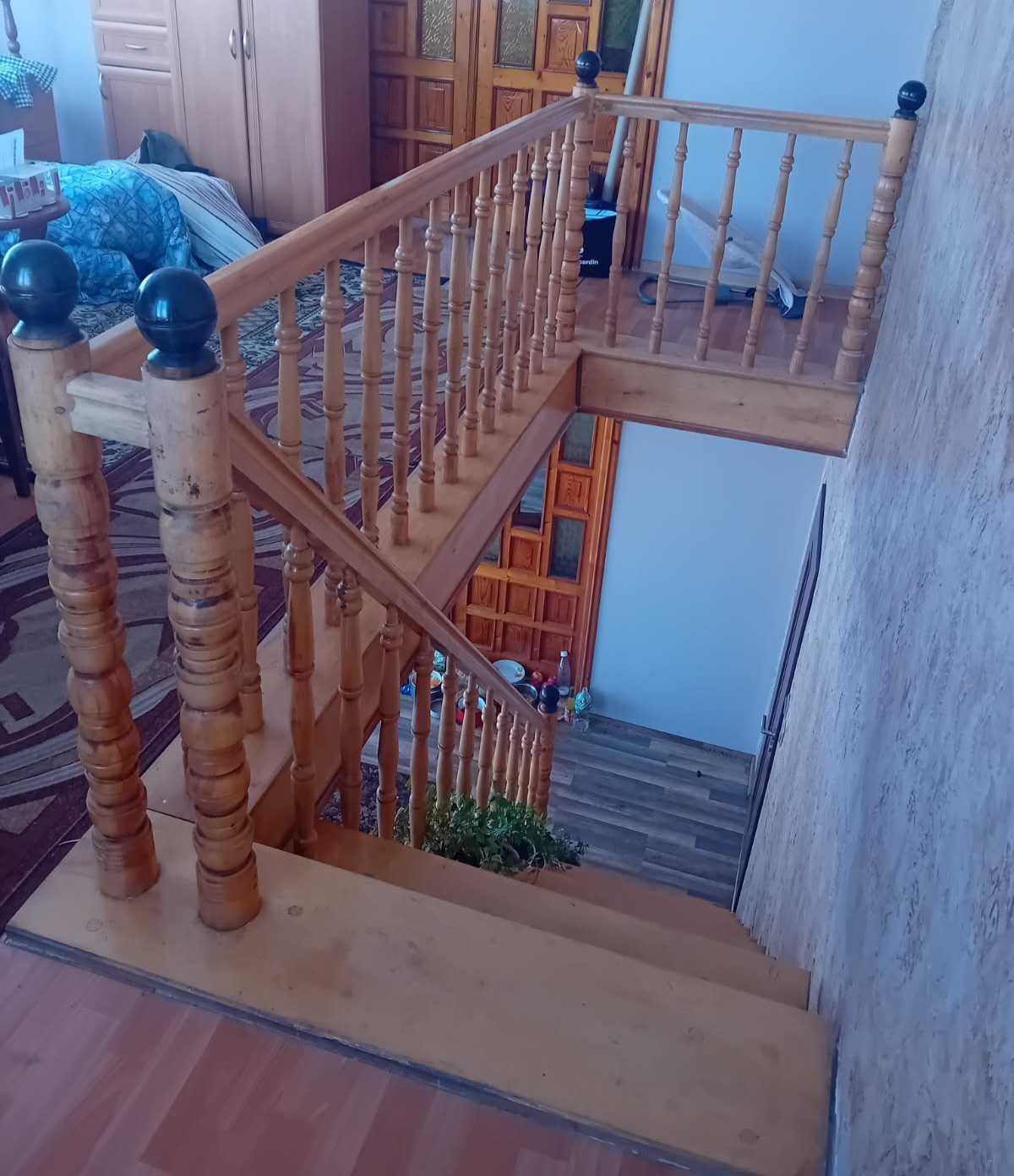 Schody drewniane z poręczą i balustradą